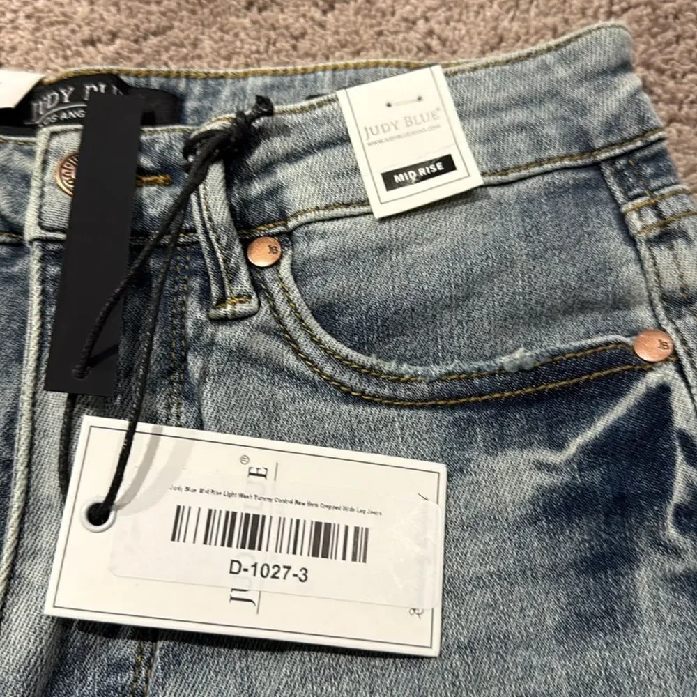 Judy blue! Tummy control mid rise wide leg crop with stretch! 3/26